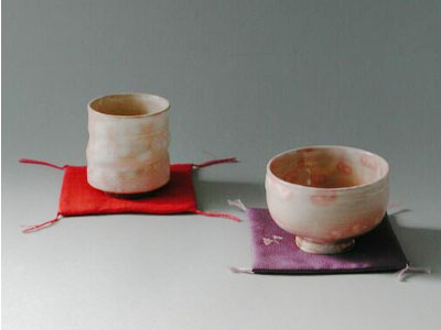 �������q