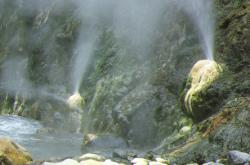 白山岩間の噴泉塔