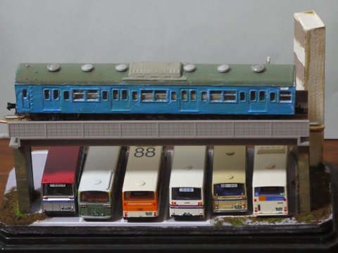 ���ˉ��o�X�Ԍɂ̃W�I���}�𐳖ʂ��猩���摜