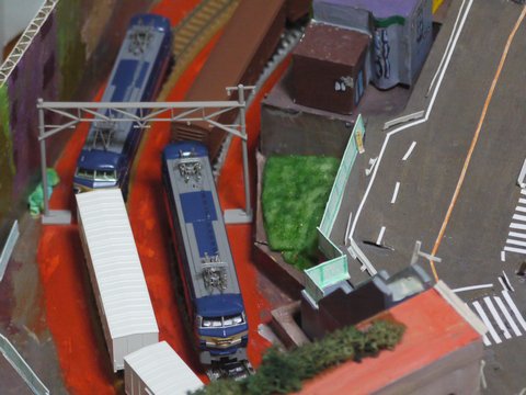 段ボールレイアウト上のEF66形電気機関車とレサ10000形貨車、ワキ5000形貨車の画像