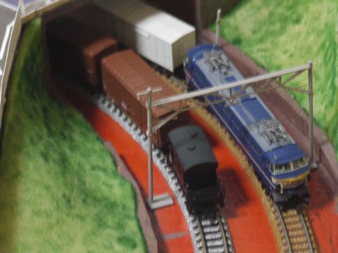 段ボールレイアウト上のEF66形電気機関車、ヨ5000形車掌車、ワム80000形貨車の画像