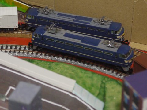 段ボールレイアウト上のEF66形電気機関車のすれ違い画像