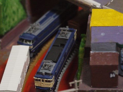 段ボールレイアウト上のEF66形電気機関車、レサ10000形貨車と、EF65-1000形電気機関車とワム80000形貨車の画像