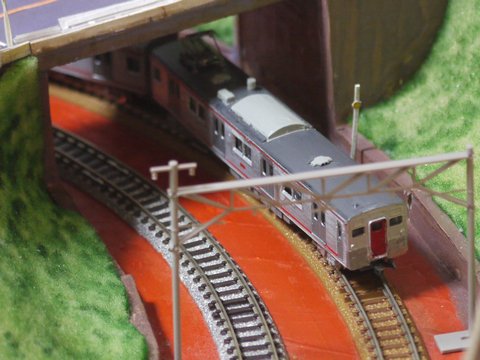 段ボールレイアウト上の相鉄7000系ふう電車の前面の画像