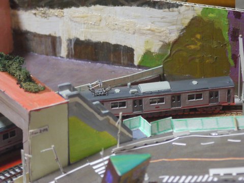 段ボールレイアウト上の相鉄7000系ふう電車の側面の画像