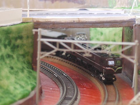 段ボールレイアウト上のEF58形電気機関車お召し仕様の画像