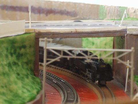 段ボールレイアウト上のC11形蒸気機関車の画像