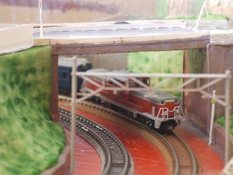 段ボールレイアウト上のDD51形ディーゼル機関車とオハ35形客車の画像