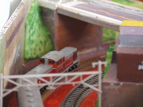 段ボールレイアウト上のDD51形ディーゼル機関車とオハ35形客車の画像