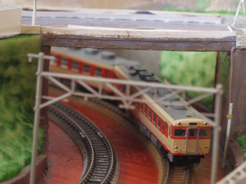 段ボールレイアウト上のキハ58形気動車の画像