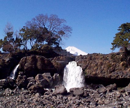 鮎壷の滝(富士山と溶岩の写真､駿東郡長泉町）