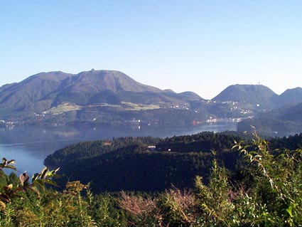 箱根峠から芦ノ湖、中央火口丘を撮した写真。
