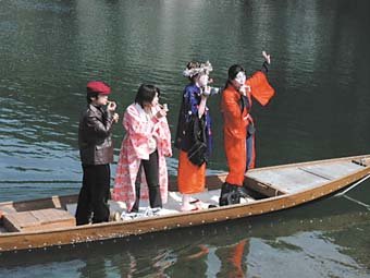 �M�̏�ŉ��t���Ă܂�