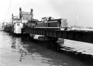 清水港線の名所・巴川可動橋を渡る貨物列車
