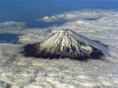 2006年12月24日・静岡県富士市田子の浦沖の駿河湾上空から見た富士山の様子。全日空27便より撮影。