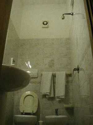 ���[�}�̃z�e���̃V�����[