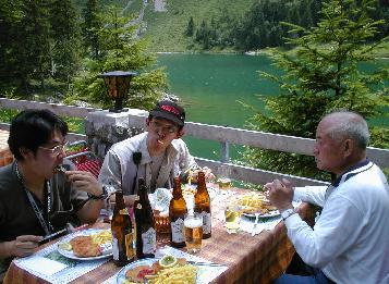湖畔のレストランで昼食