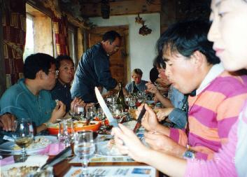 お昼は子豚の丸焼き