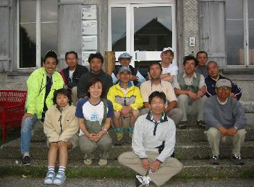 �Ō�̃t���C�g���I���A�A�f�B�̃V���b�v�̑O��