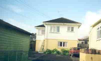 �����̂Q�K�ɏZ��ł��܂��B