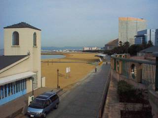 �V�[�T�C�h�S���E�������Ɍ����錚���̓z�e���E�V�[�z�[�N�ŁA���̉e�ɂ������悤�ɕ����h�[����������B