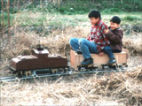 近所の子供を乗せて快走するEB10形電気機関車(クリックで拡大)
