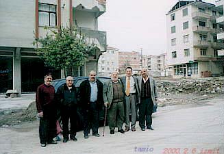 �@�C�Y�~�b�g�ł���Ԕ�Q�̑傫�������n��B�ʐ^�B�e�̘V�l�̒��ɂ���ƂT�l��S�����Ă���B�@tamio 2000.2.6�@