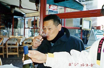 凱旋門からシャンゼリゼ通りに在る店で、その年の「ボジョレヌ−ボ」注文 (1995年11月)