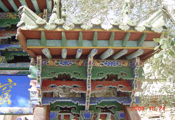 東大寺南大門に見る、通し肘木や差し肘木の技法が(莫高窟前)