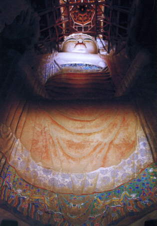 E.第96窟・高さ34.5mの弥勒仏(莫高窟内部:初唐695年創建)