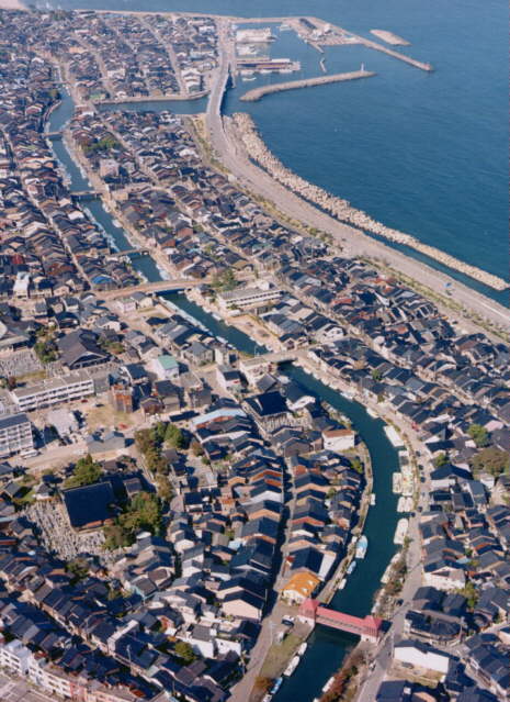 ����ɂ͑����̋����˂����Ă���