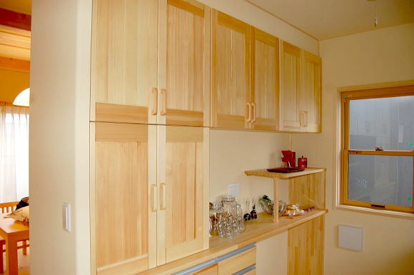 キッチンの造り付け食器棚は赤松材で 