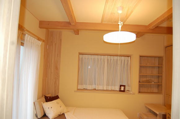 1階寝室は桐材の床や壁天井の一部も桐材、他は調湿性の高い珪藻土クロスで