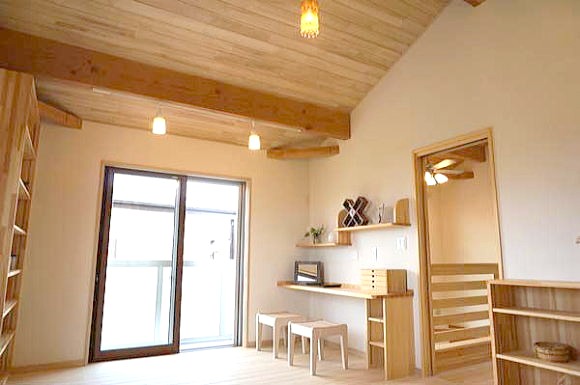 ２階寝室の傾斜天井。通常の1.5倍の空間で開放的な空間を！天井材も桐材で