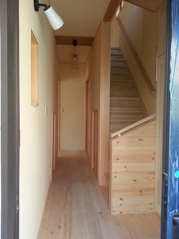 玄関ホールと階段。既設の階段を撤去して、緩めの傾斜で段数も増やし上がりやすく。桐の階段材で足腰にやさしく滑りにくいうづくり加工の階段材です