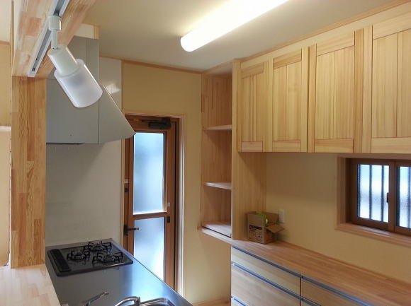 対面キッチンの壁面収納とカウンター。赤松のオリジナル食器棚