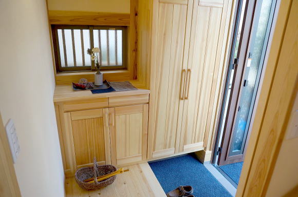 赤松の玄関収納はオリジナル製品。中の棚板は桐板で匂いや湿気をすって靴の匂いを抑えてくれる