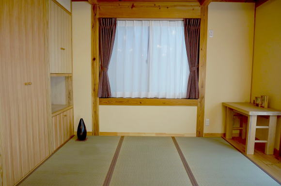 リビング奥の畳スペース　左は仏壇スペース