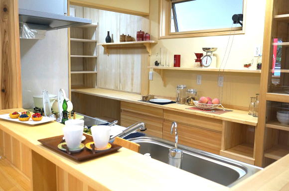 対面キッチンの食器棚収納とパントリー兼家事室は奥様の家事を快適な空間でサポート