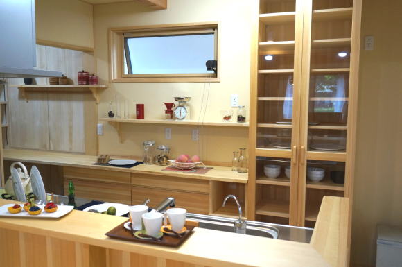 食器棚は赤松のオリジナル食器棚で自然素材のナチュラル住宅