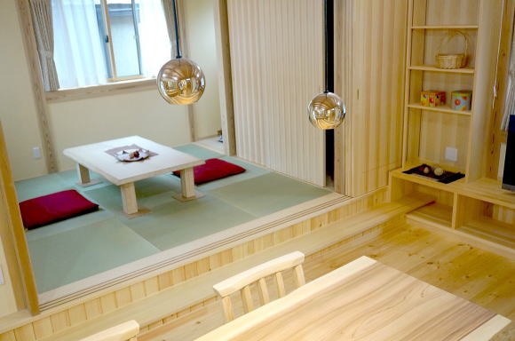 畳は琉球風のヘリなし半帖畳　車庫の高さを利用した小上がり和室