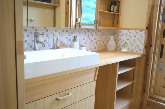 ２階の洗面脱衣室の洗面台は赤松材で作った造作洗面化粧台