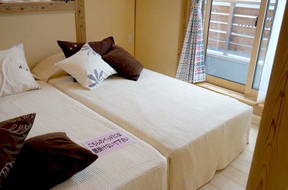  寝室は桐の床にオリジナルの桐のベッド。珪藻土クロスで