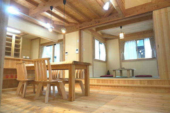リビングダイニングの床は赤松材で　和室の畳は市松畳で