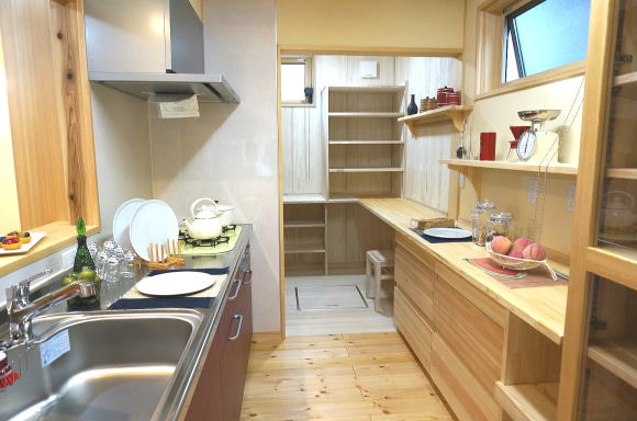 広々パントリー兼家事室は食品の保管にも最適な桐材で仕上げ同じく棚板も桐材で！