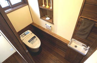 リフォーム入間|赤松材の床と腰壁にカウンター手洗器をつけたトイレリフォーム
