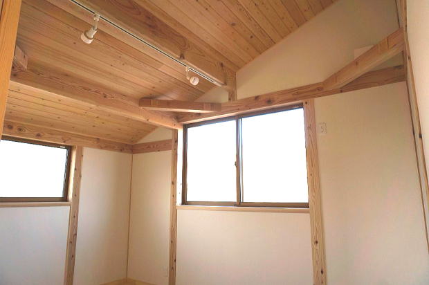 傾斜天井の寝室。天井仕上げは無垢の赤松材