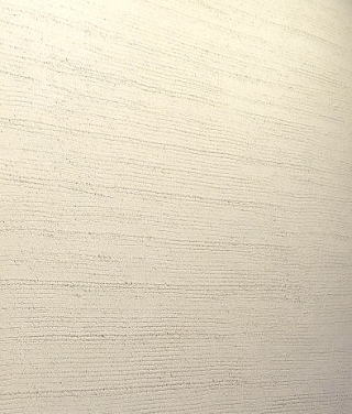 リフォーム入間|塗壁の珪藻土を櫛引で模様を付けたタイプ