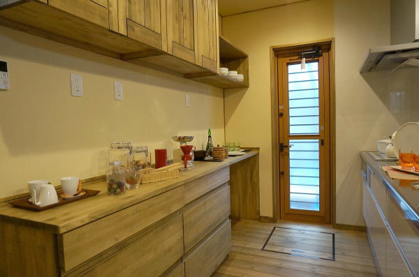 オリジナルの赤松の食器棚でナチュラルキッチンスペースに、食器棚内部は桐材を使用。乾物類などの保管に最適