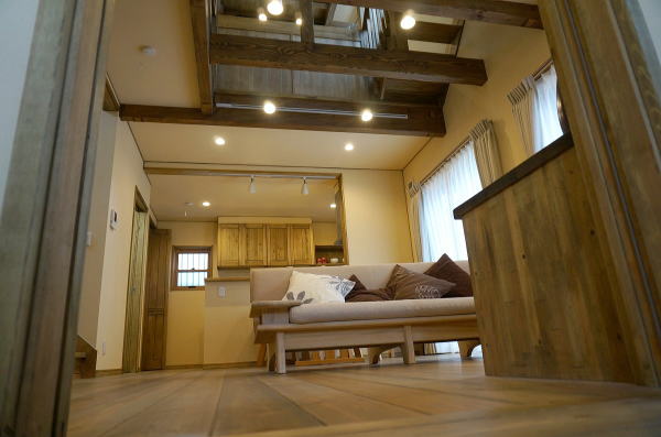 無垢の家のリビングダイニング。床は厚さ３センチのオリジナルの赤松の無垢材。壁はオリジナルの珪藻土壁紙。